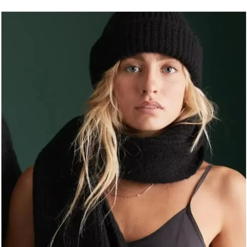 AE77 100% Cashmere Navy Scarf Size OS